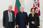 Prezidentė apdovanojo rašytoją T. Venclovą Prezidentė apdovanojo rašytoją T. Venclovą